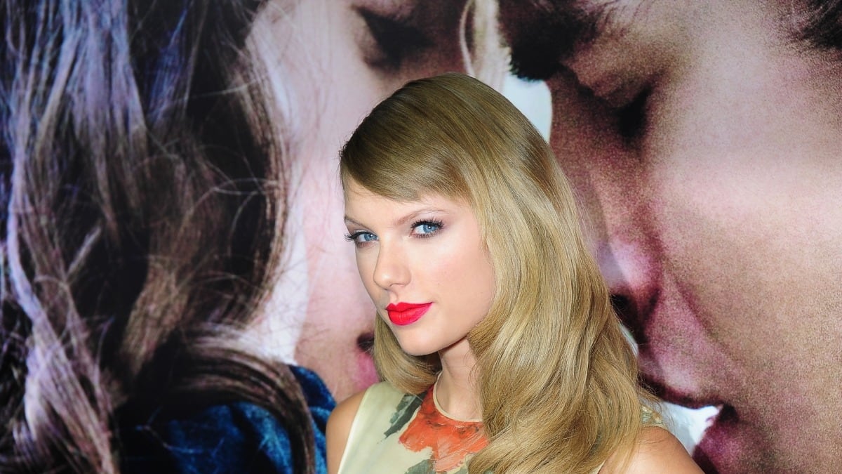 articles/2013/09/27/taylor-swift-cast-in-the-giver-kimmel-laughs-at-kanye-rap-feud/taylor_swift_tease_dfb109