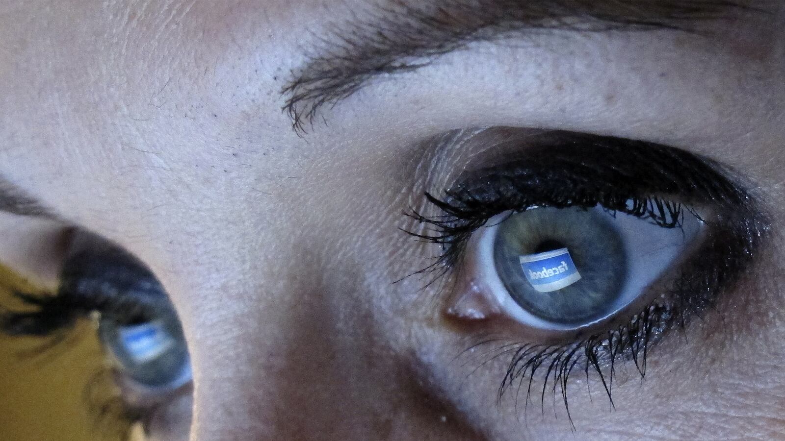 articles/2015/06/24/facebook-bans-journalist-s-pseudonym/150624-kelemen-facebook-woman-tease_nqk0vj