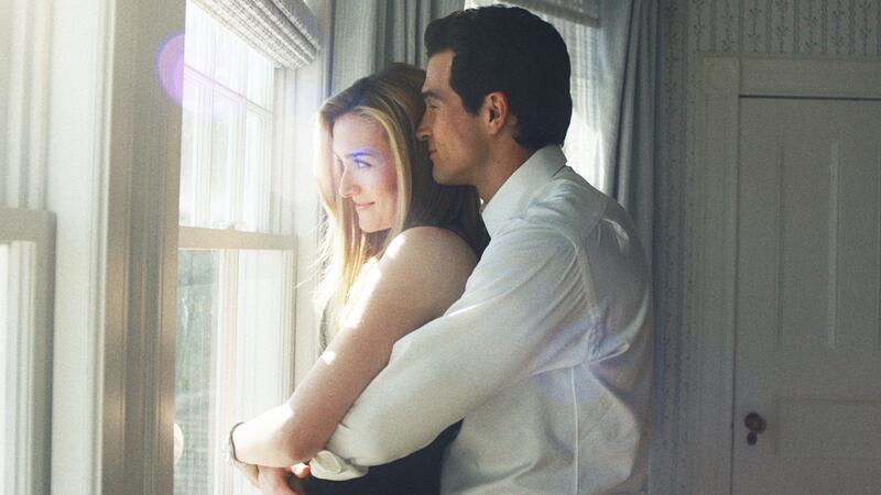 Love Story: John F. Kennedy Jr. & Carolyn Bessette -- Pictured: (l-r) Sarah Pidgeon as Carolyn Bessette Kennedy, Paul Kelly as John F. Kennedy Jr.