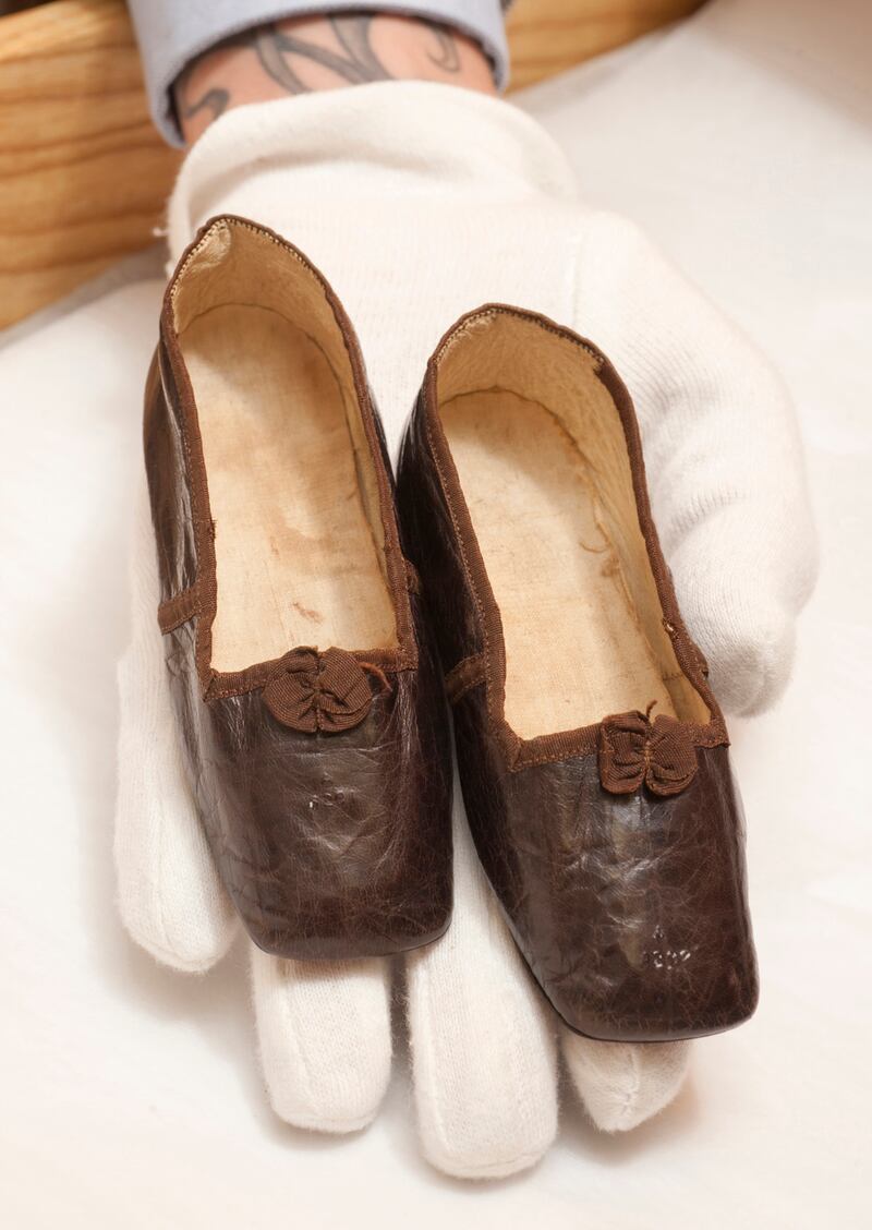 galleries/2013/06/28/bringing-up-royal-baby-infant-regal-gear-through-the-ages-photos/130628-royal-baby-07_ioqbid