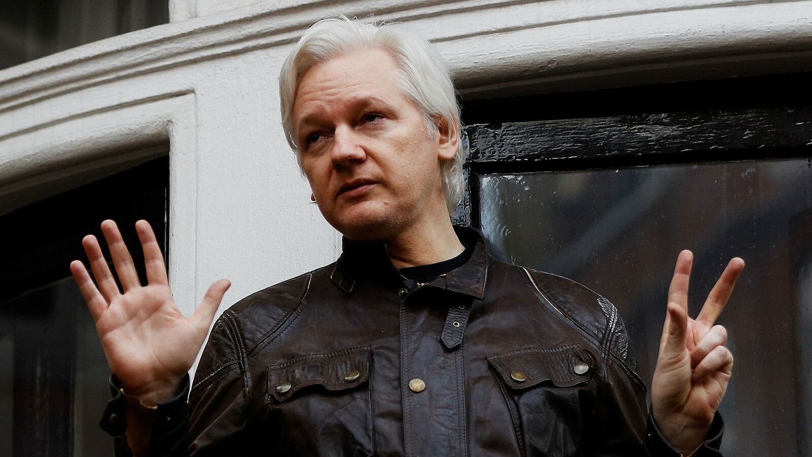 170915-assange-rohrbacher-cheat_oln4rv