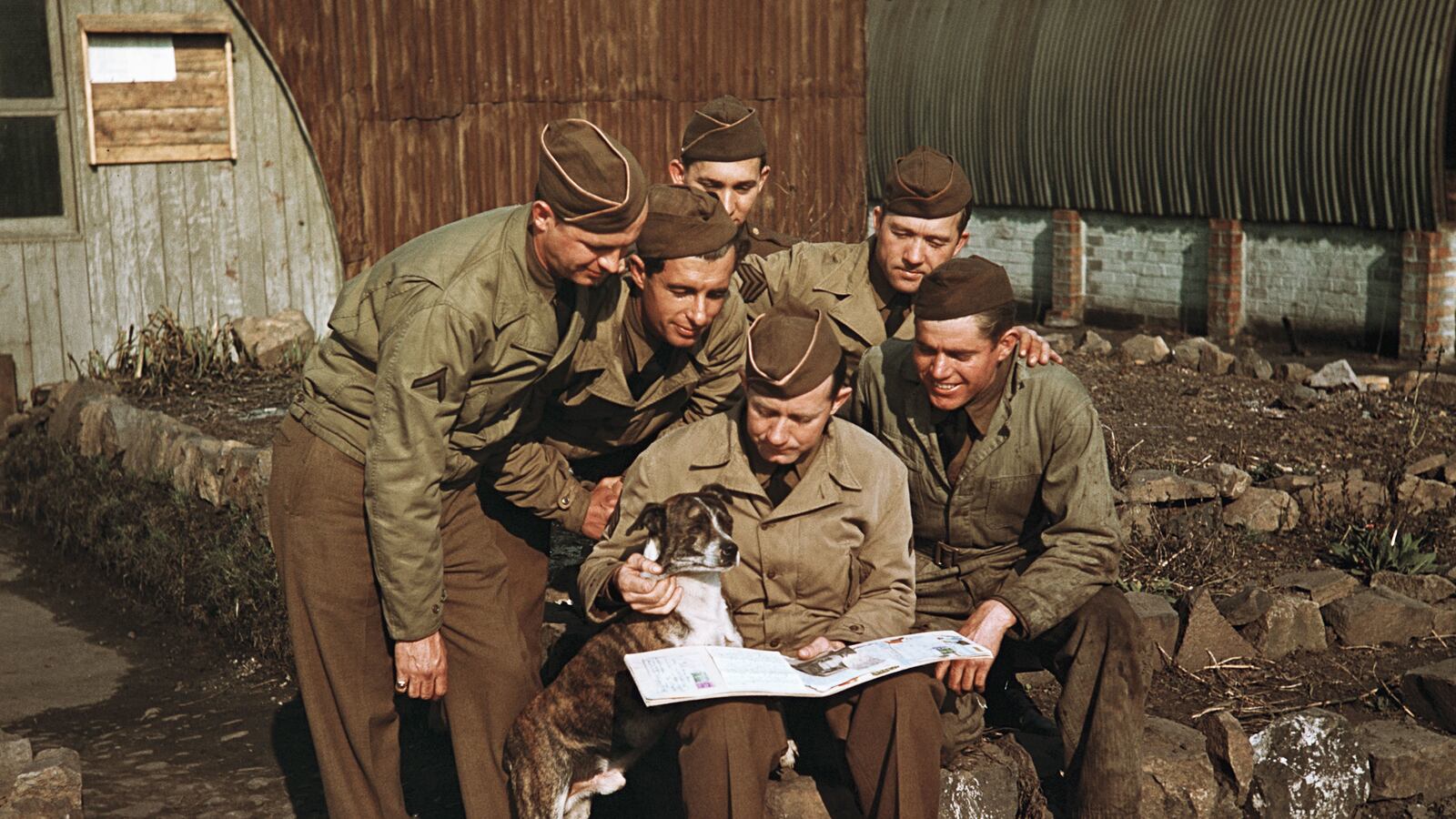 articles/2015/01/19/the-books-they-carried-onto-omaha-beach/150117-manning-wwii-books-at-war-tease_quxqwg