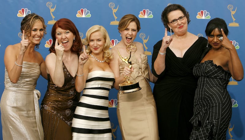 Οι πρωταγωνίστριες του "The Office", οι Melora Hardin, Kate Flannery, Angela Kinsey, Jenna Fischer, Phyllis Smith και Mindy Kaling ποζάρουν στα παρασκήνια αφού η εκπομπή τους κέρδισε το Emmy για την εξαιρετική κωμική σειρά στα 58α ετήσια Primetime Emmy Awards στις 27 Αυγούστου 2006.