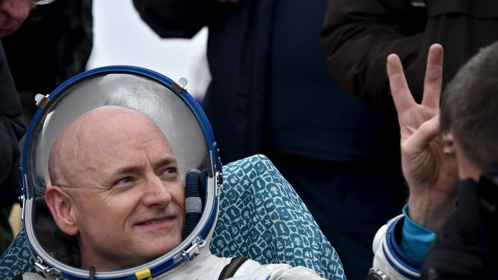 cheats/2016/03/03/scott-kelly-grew-2-inches-in-space-stint/160303-scott-kelly-height-cheat_fkcnon