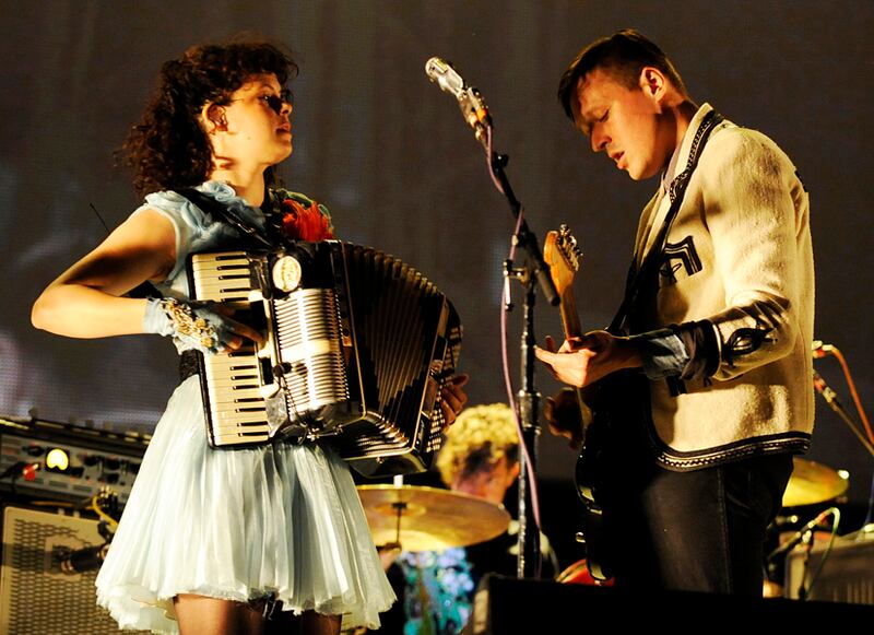 galleries/2011/08/06/summer-s-biggest-music-festivals/arcade-fire-summer-festivals_hczi6b