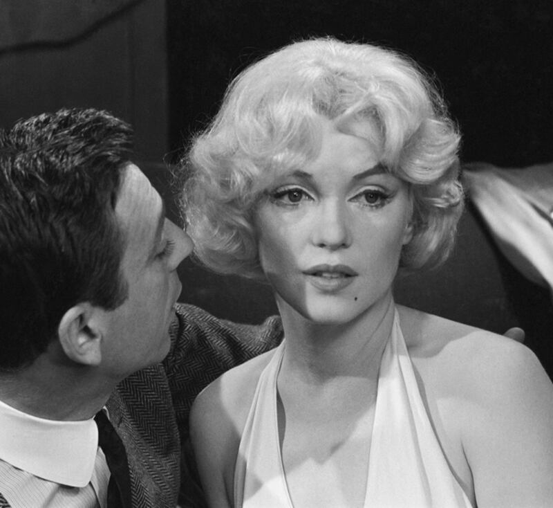 galleries/2012/05/31/marilyn-and-me-lawrence-schiller-s-photos-of-marilyn-monroe/schiller-marilyn-distant_yhsh2p