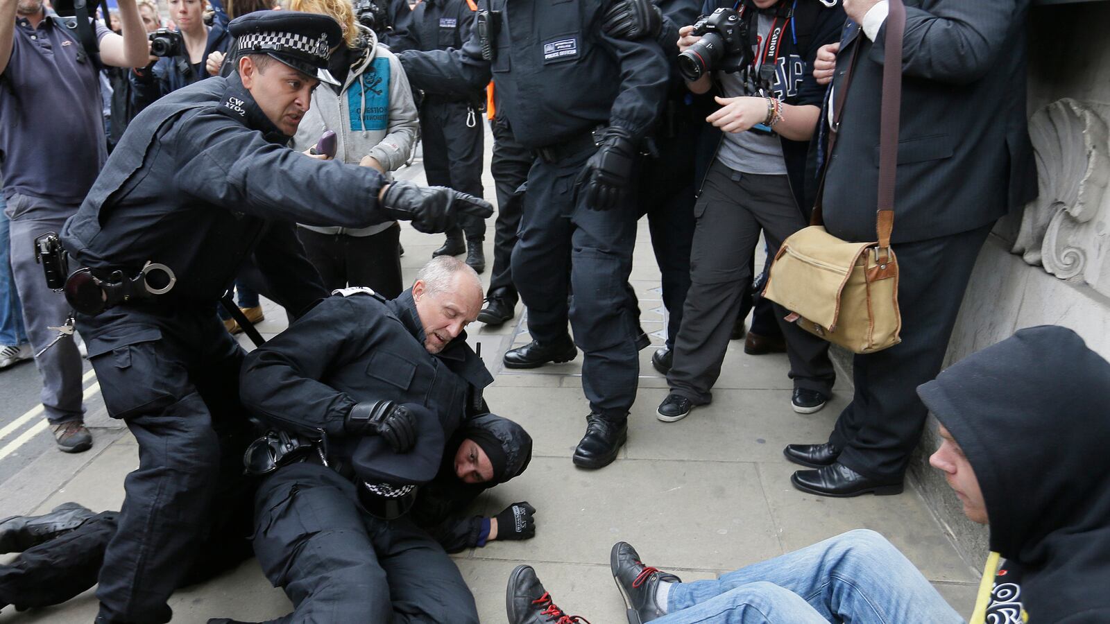 cheats/2013/06/12/57-g8-protesters-arrested-in-london/130612-G8-cheat_ziyfnq