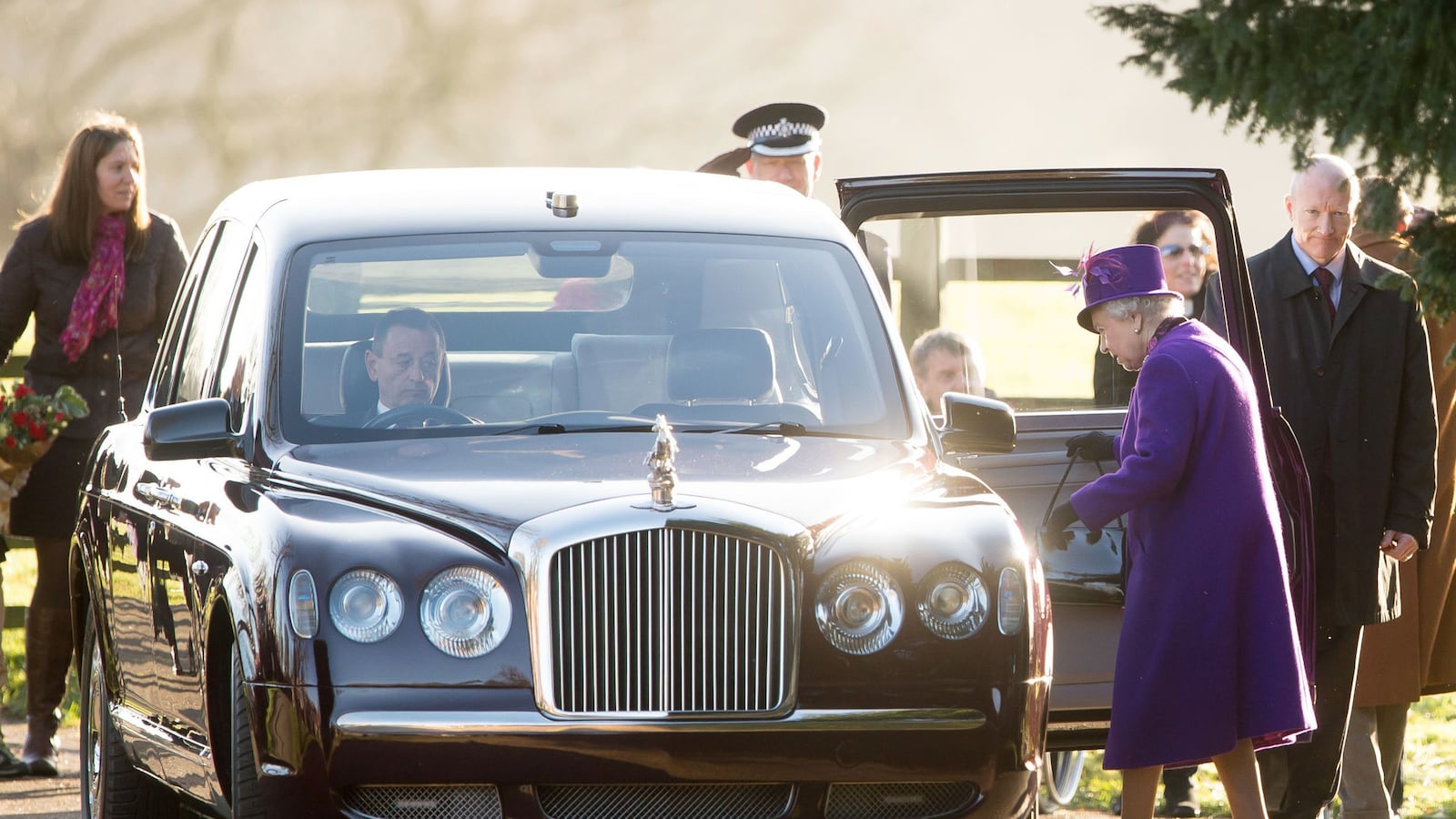 articles/2013/12/30/children-upset-as-queen-declines-bouquets/131230-qeii-sykes-tease_gk7xzh