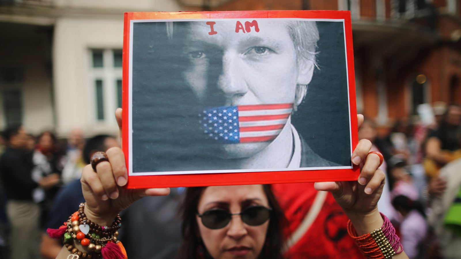 articles/2012/08/17/julian-assange-besieged-the-scene-at-ecuador-s-london-embassy/julian-assange-jukes_xywx1z