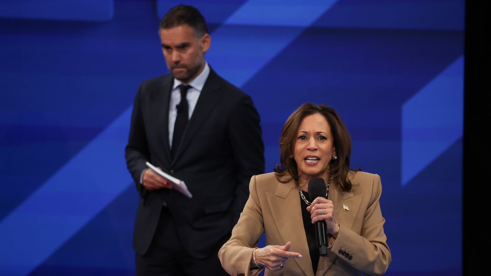 Univision town hall moderator Enrique Acevedo debunked a claim made about Kamala Harris’ teleprompter during the event.