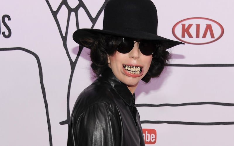 articles/2013/11/05/lady-gaga-s-artpop-is-now-streaming-michelle-pfeiffer-was-in-a-cult/Lady-Gaga-at-Youtube-Music-Awards-she-is-so-weird-tease_e6grrd