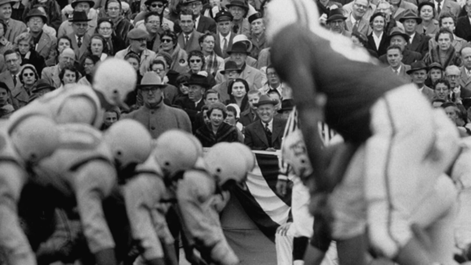 galleries/2010/07/05/queen-elizabeth-s-u-s-visits/queen-elizabeth-ii-visit---57-football_msvfke