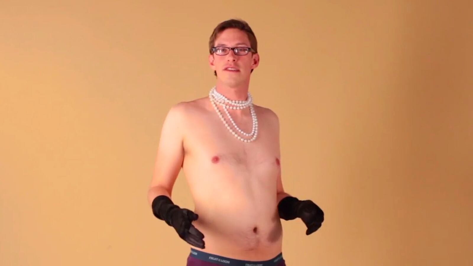 articles/2014/11/14/guys-recreate-the-kim-k-butt-photo/guys-recreate-the-kim-k-butt-photo-image_a6vkly