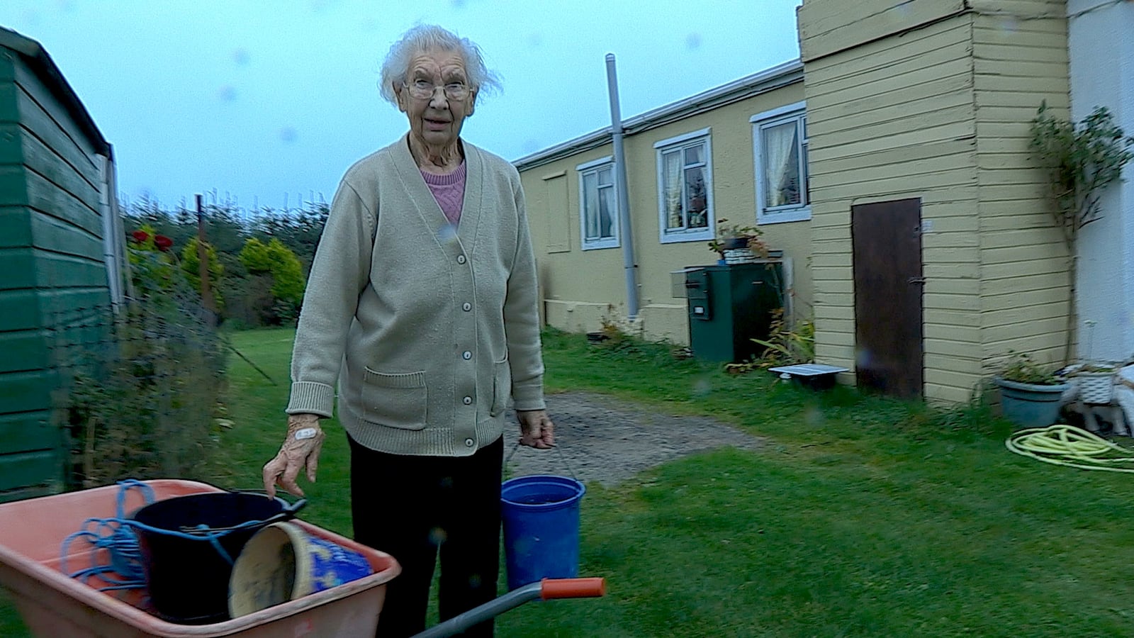 Molly_Forbes_collecting_water_from_a_stream_You_ve_Been_Trumped_Too_fmgrau