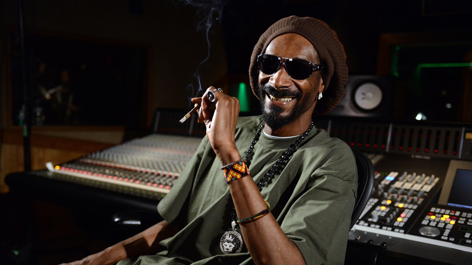 articles/2013/03/15/snoop-lion-uncensored-his-new-documentary-weed-and-gangster-years/130314-Stern-Snoop-Lion-tease_mxqchh