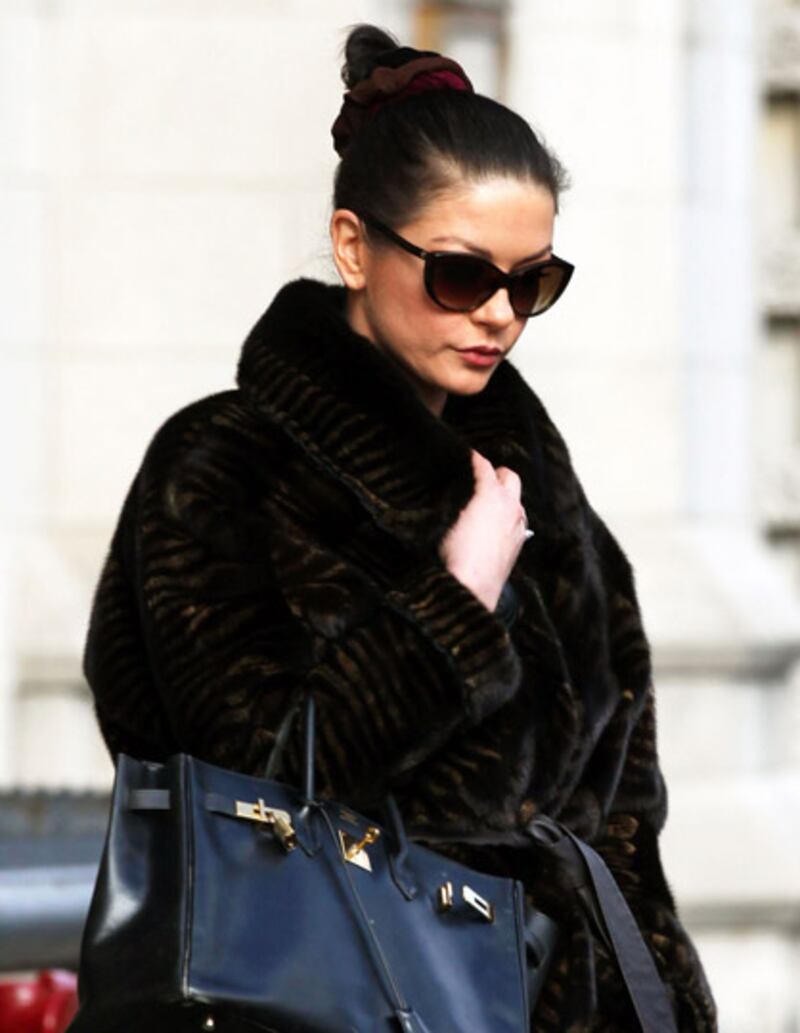 galleries/2011/12/01/stars-in-scrunchies-photos/stars-in-scrunchies-zeta-jones_gxl0zb