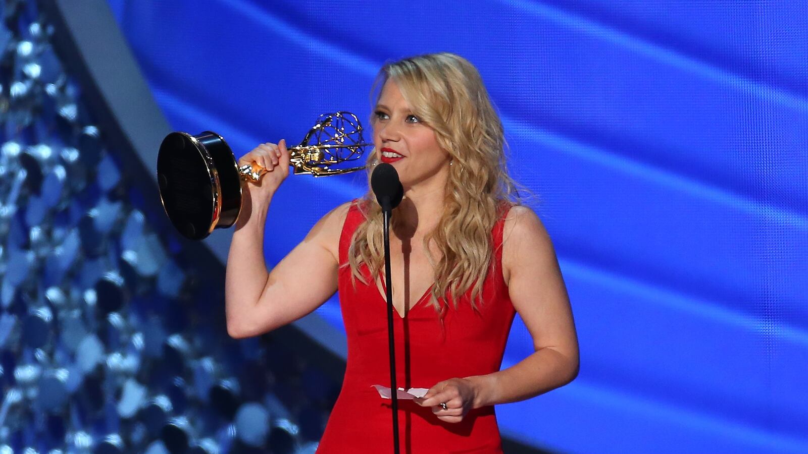 cheats/2016/09/18/hillary-clinton-congratulates-snl-s-kate-mckinnon-on-emmy-win/160918-hillary-mckinnon-emmy-cheat_vjuuzn