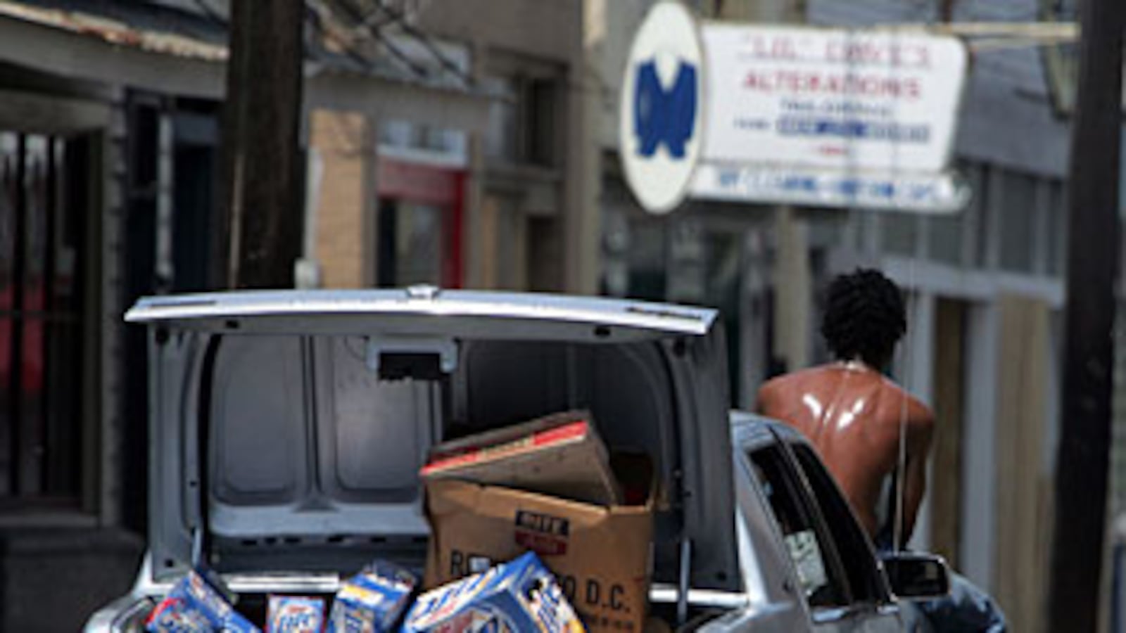 cheats/2010/08/25/cops-allowed-to-shoot-looters-after-katrina/katrina-looters_iai3s0