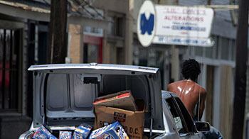 cheats/2010/08/25/cops-allowed-to-shoot-looters-after-katrina/katrina-looters_iai3s0