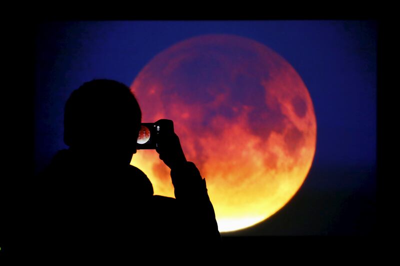 galleries/2015/09/28/rare-super-blood-moon-illuminates-the-world-photos/150928-blood-moon-07_a1bc2m