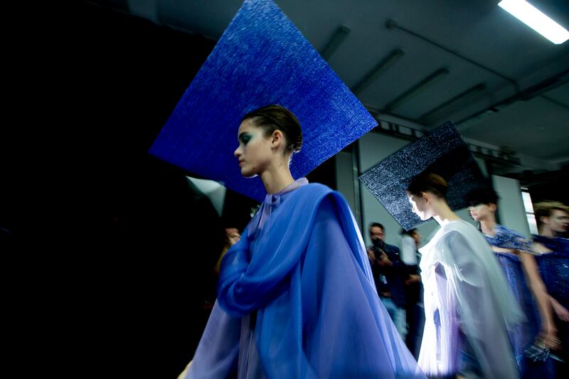 galleries/2013/09/24/backstage-at-giorgio-armani-spring-summer-2014-photos/130923-tachman-milan5_tqktfj