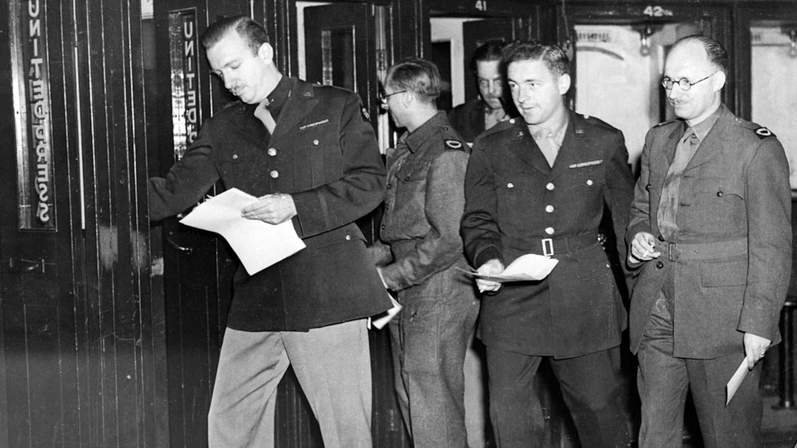 articles/2012/06/06/the-story-of-the-american-journalists-who-landed-on-d-day/ww-ii-journalists-cronkite_rwklza