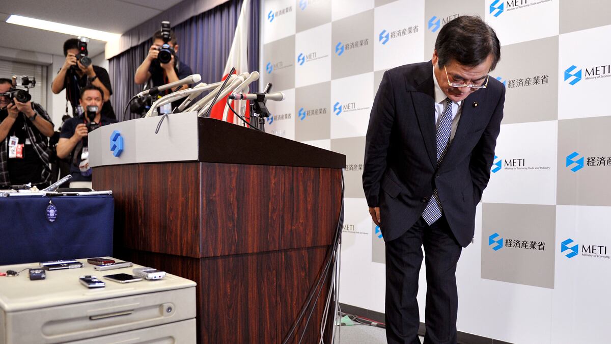 cheats/2011/09/10/japan-s-new-trade-minister-resigns/japan-yoshio-hachiro-cheat_jnf6tm