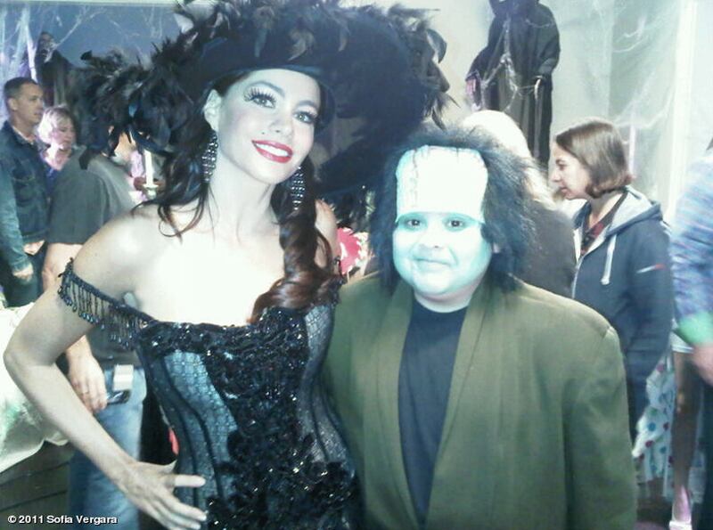 galleries/2011/10/26/celebrities-do-halloween-kelly-clarkson-j-lo-more-twitter-pictures/twitpics-sofia-vergara_jetwyn