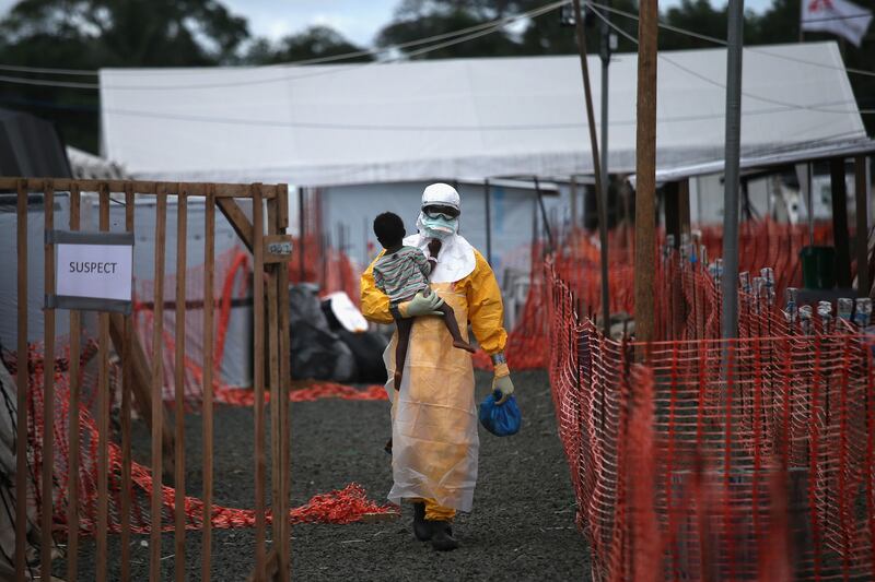 galleries/2014/10/23/portrait-of-an-epidemic-the-front-lines-of-ebola/141022-john-moore-ebola-04_yhevkw