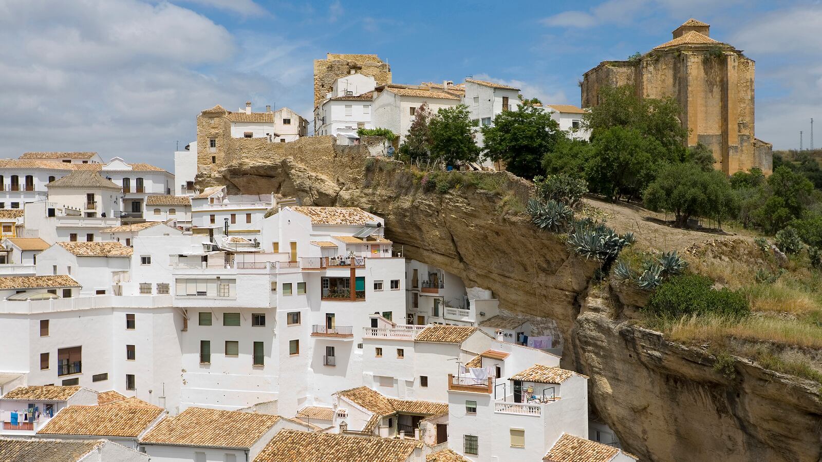 articles/2014/01/02/the-spanish-fraggle-rock-setenil-de-las-bodegas-is-an-andalucian-town-built-under-a-rock/131231-strochlic-setenil-bodegas_hxbgbc
