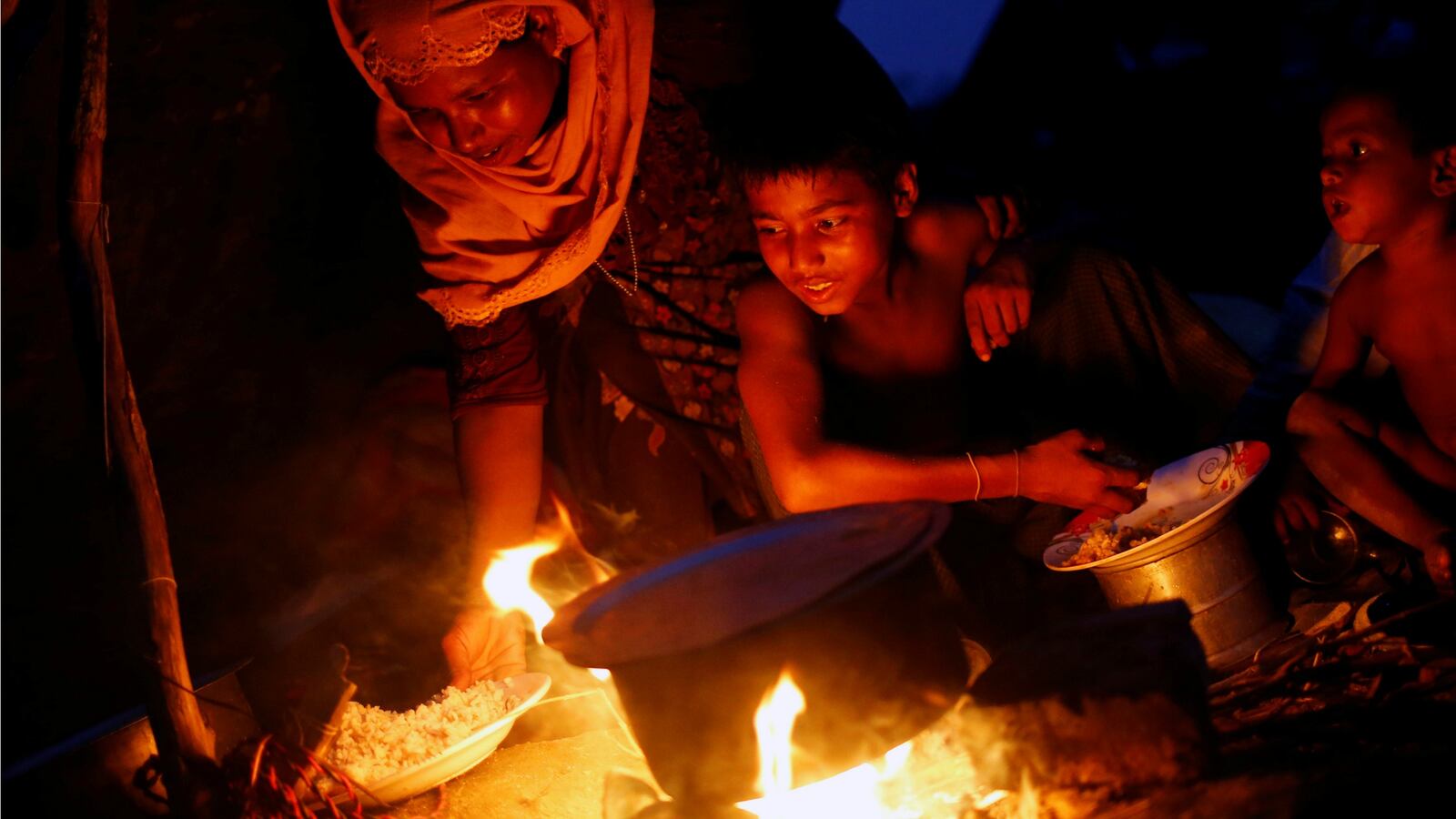 170916-rohingya-shelters-bangladesh-cheat_z421tm