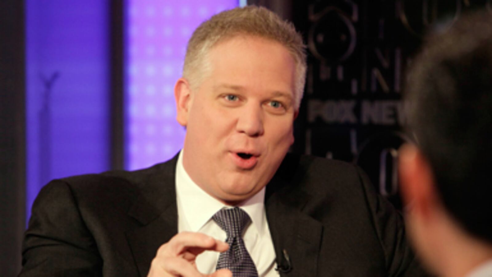 cheats/2011/04/18/glenn-beck-sells-connecticut-mansion/glenn-beck-transitions_171600_sdimvh