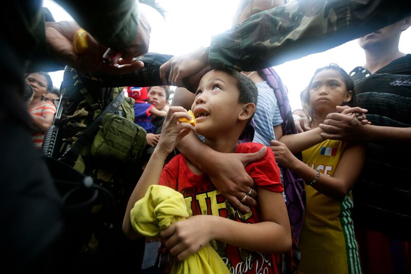 galleries/2013/11/14/aid-arrives-for-typhoon-ravaged-philippines-photos/philippine-aid-gal-1_quemrz