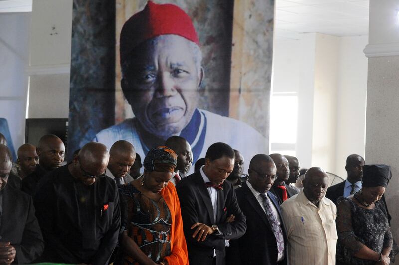 galleries/2013/05/23/laying-to-rest-literary-giant-chinua-achebe/130523-achebe-prayer_nsln2m