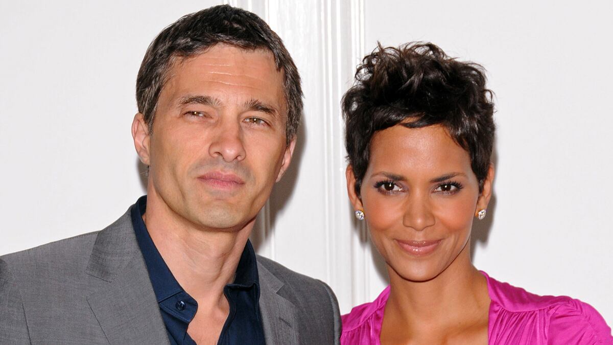 cheats/2012/11/28/cops-aubrey-instigated-fight/halle-berry-oliver-martinez-engaged-cs_j8efbe