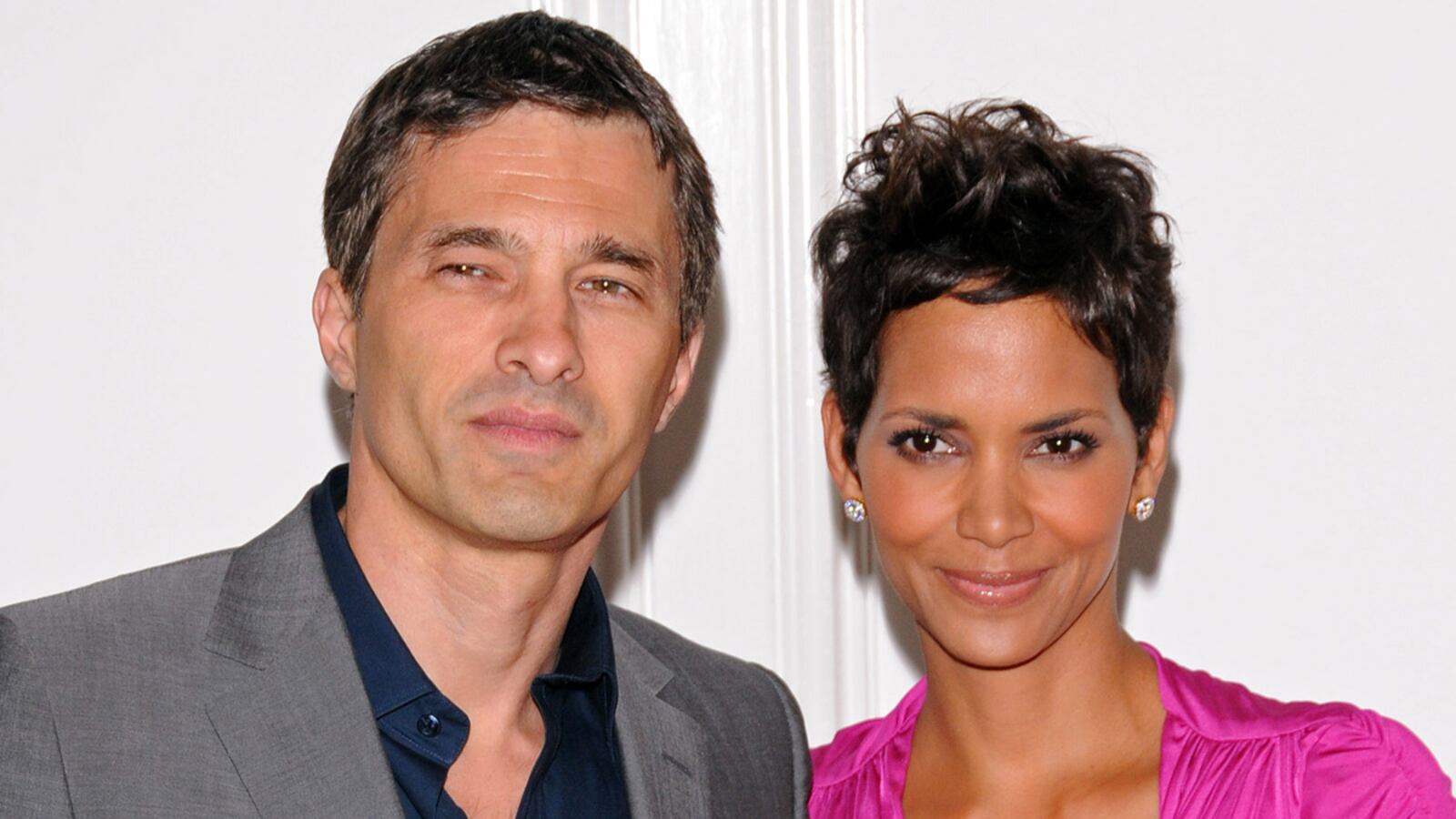 cheats/2012/11/28/cops-aubrey-instigated-fight/halle-berry-oliver-martinez-engaged-cs_j8efbe