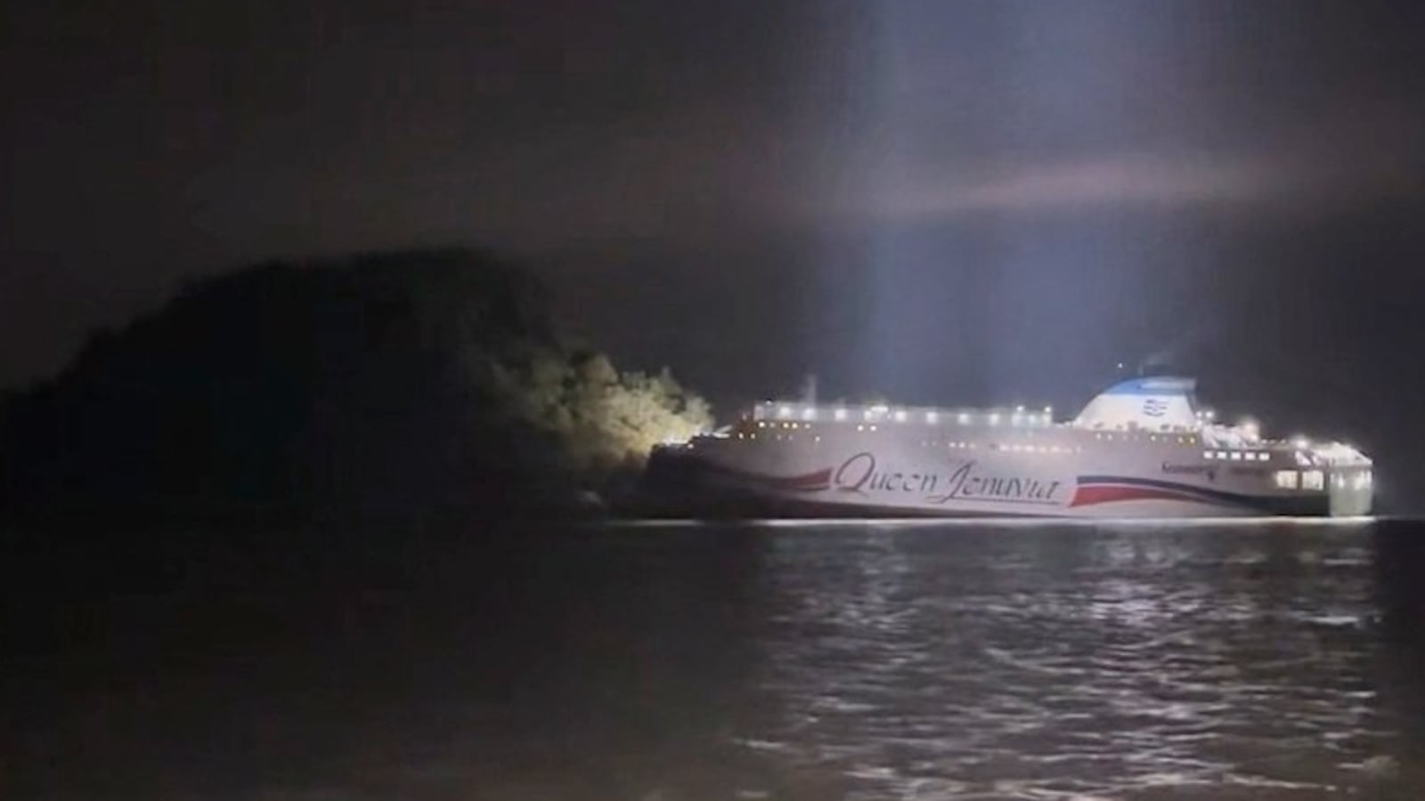 A Korean ferry containing 267 people was evacuated after running aground.