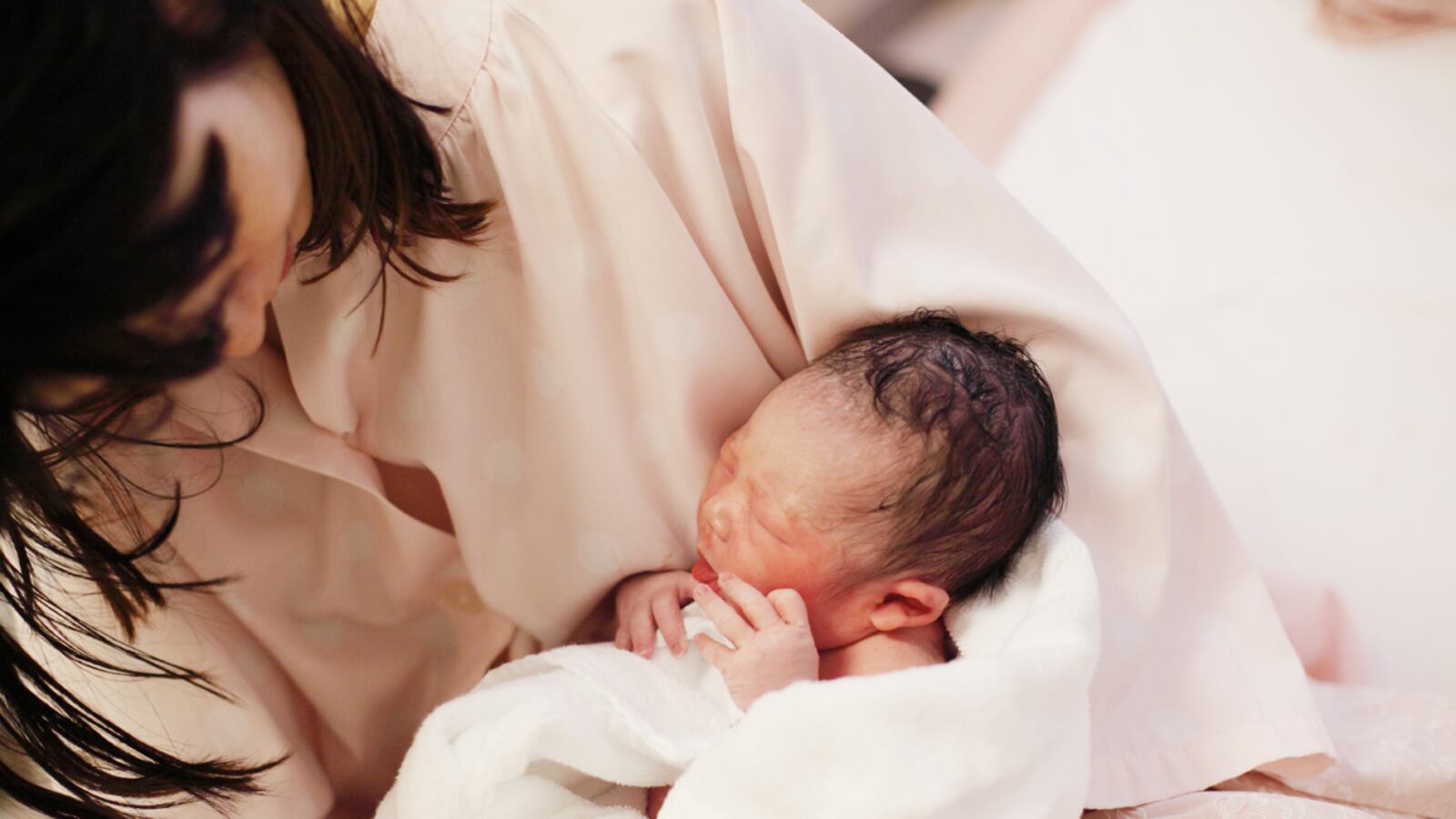 articles/2011/10/17/birth-performance-art-marni-kotak-other-moms-who-share-all/live-birth-block-tease_eet7m9