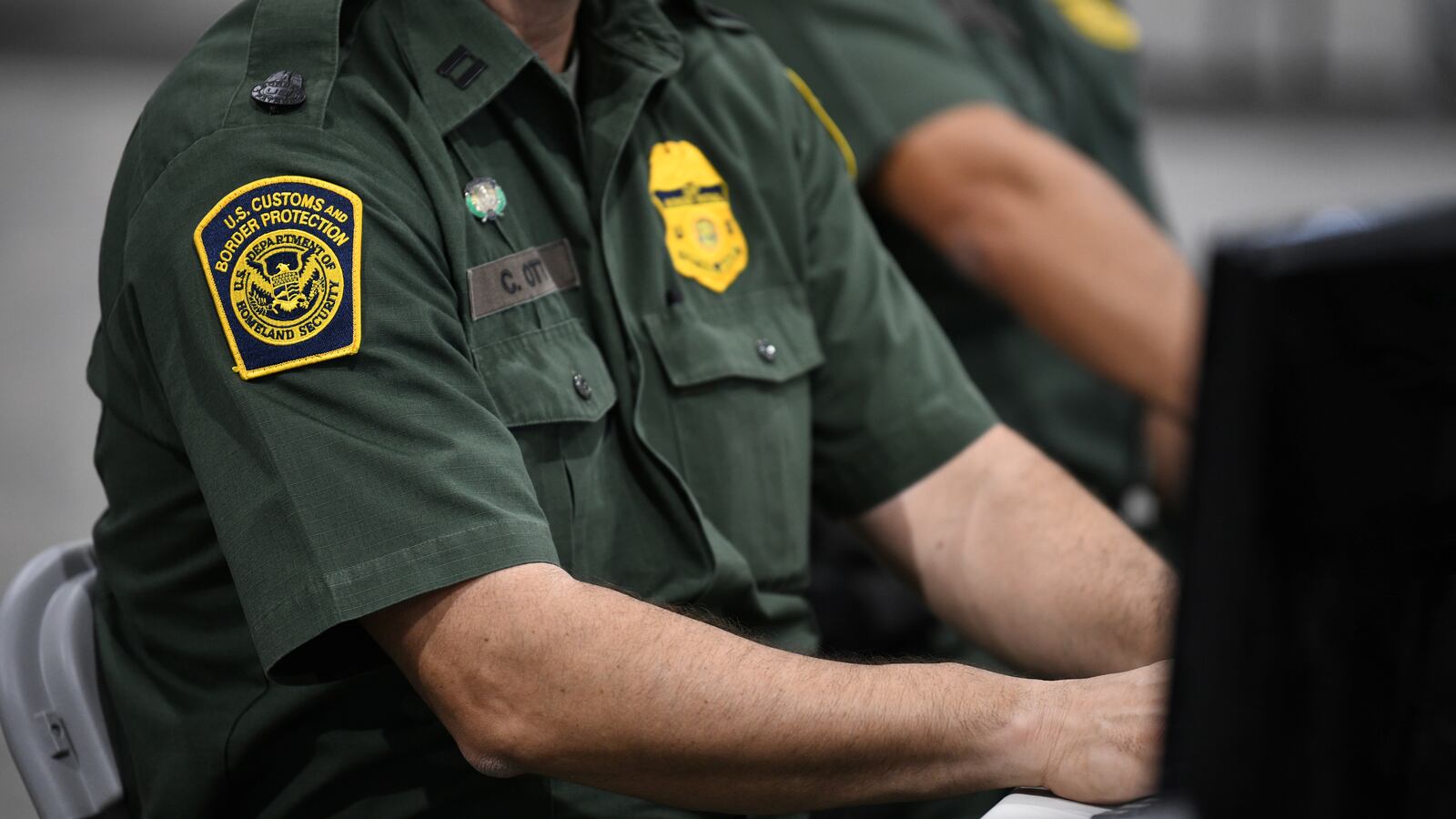 2020-08-14T133113Z_1_LYNXNPEG7D10G_RTROPTP_4_USA-IMMIGRATION_h5sv38