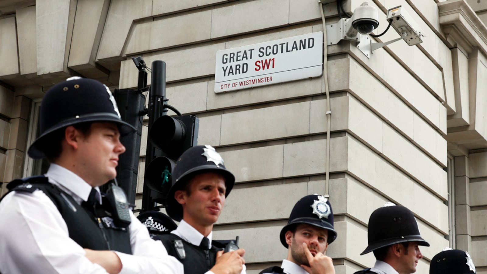 cheats/2011/08/19/scotland-yard-detective-arrested/notw-scotland-yard-cheat_esmnpb