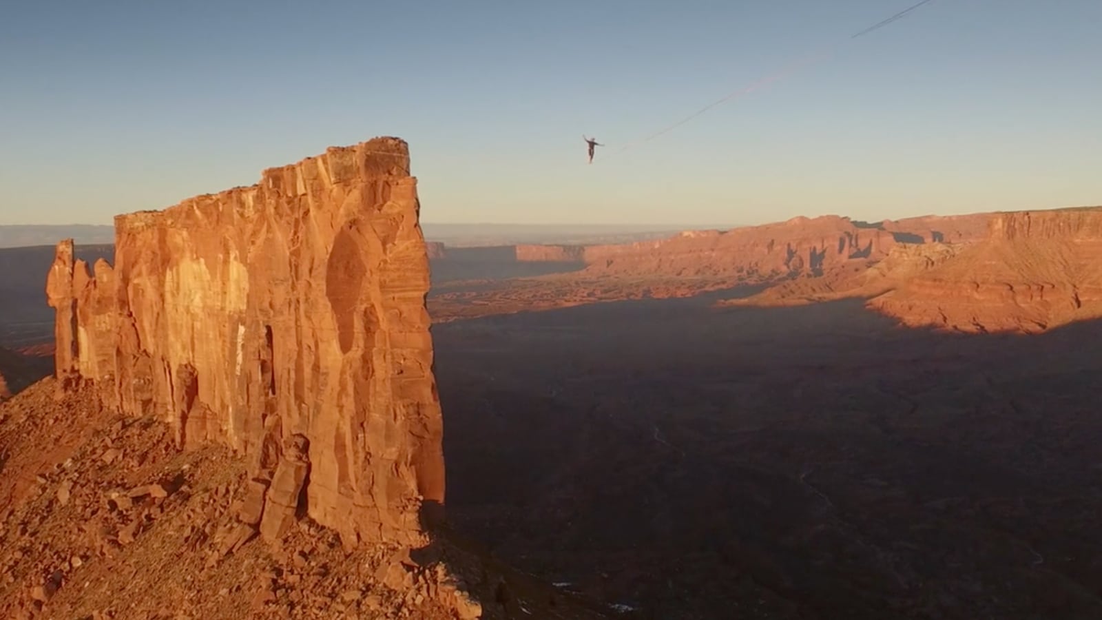 videos/2015/11/20/watch-vertigo-inducing-slackline-record/151120-slackline-joiner_yjpnho