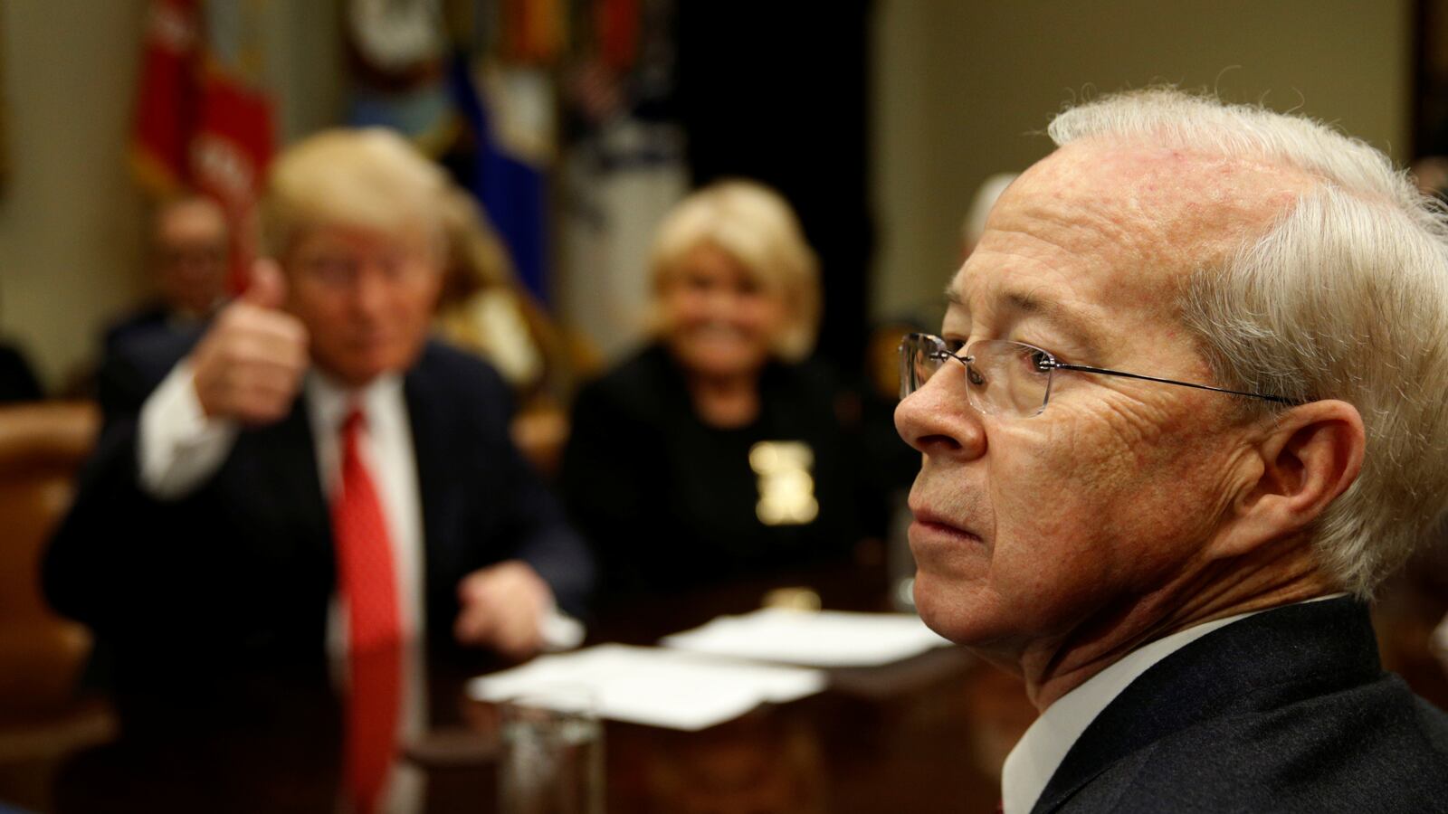 2017-02-07T120000Z_31398225_RC11F1B2B1B0_RTRMADP_3_USA-TRUMP_qqyvnc