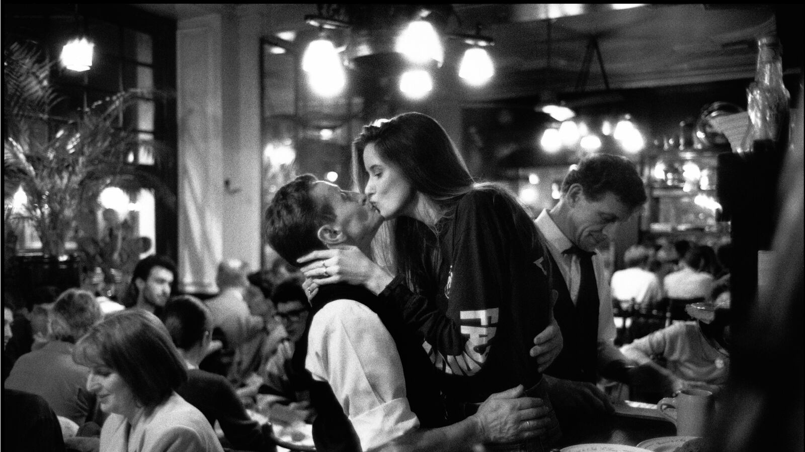 galleries/2013/11/03/the-paris-of-your-dreams-20-pictures-of-people-kissing-in-the-city-of-light/131018-paris-kissing-photos-turnley-tease2_tl0gg7