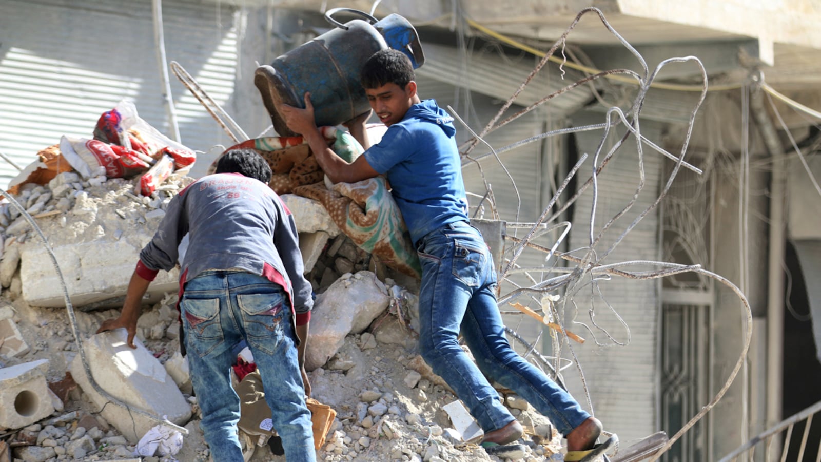 cheats/2016/10/19/russia-u-s-led-strike-kills-6-in-syria/161019-aleppo-strikes-cheat_insoay