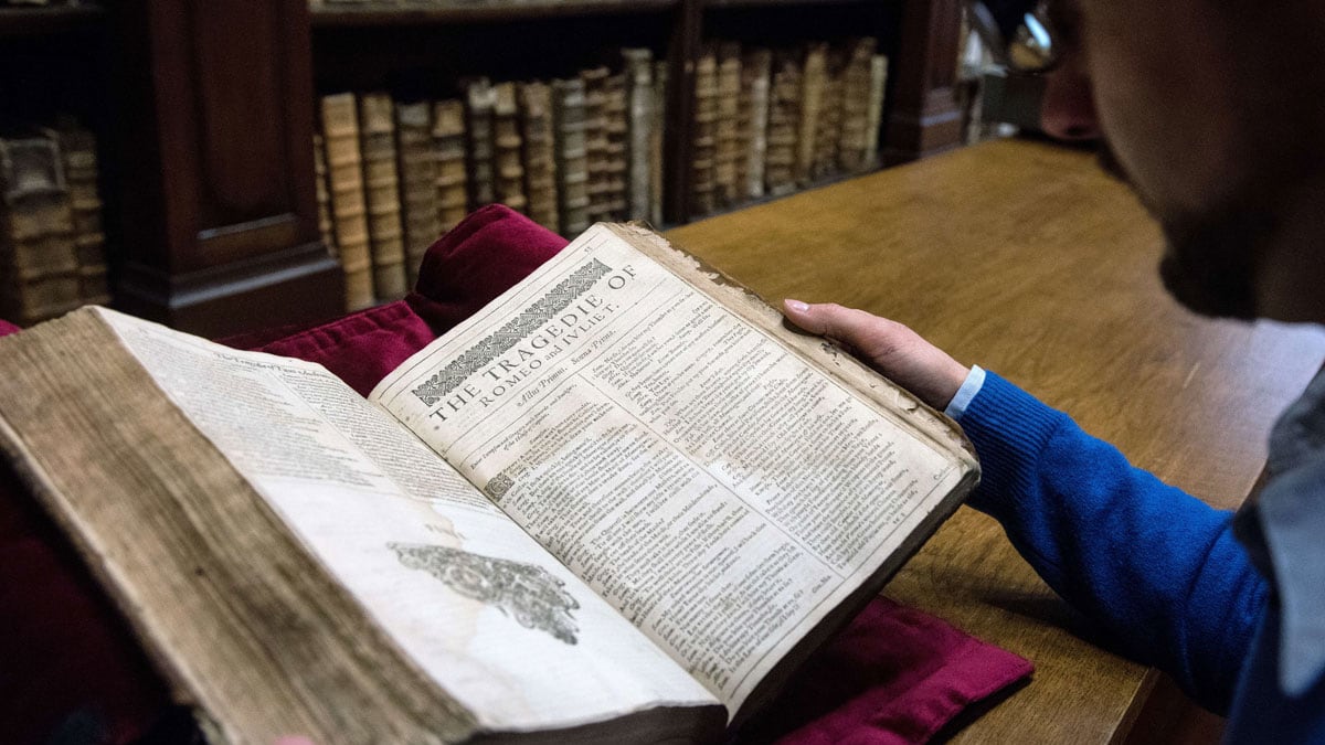 cheats/2014/11/26/shakespeare-first-folio-found/141126-Shakespeare-first-folio-cheat_pq6jt1