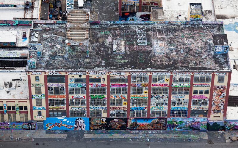 galleries/2012/04/22/earth-day-2012-new-york-rooftop-photos-by-alex-maclean/5Pointz-lic-rooftop-garden_ri7hlp