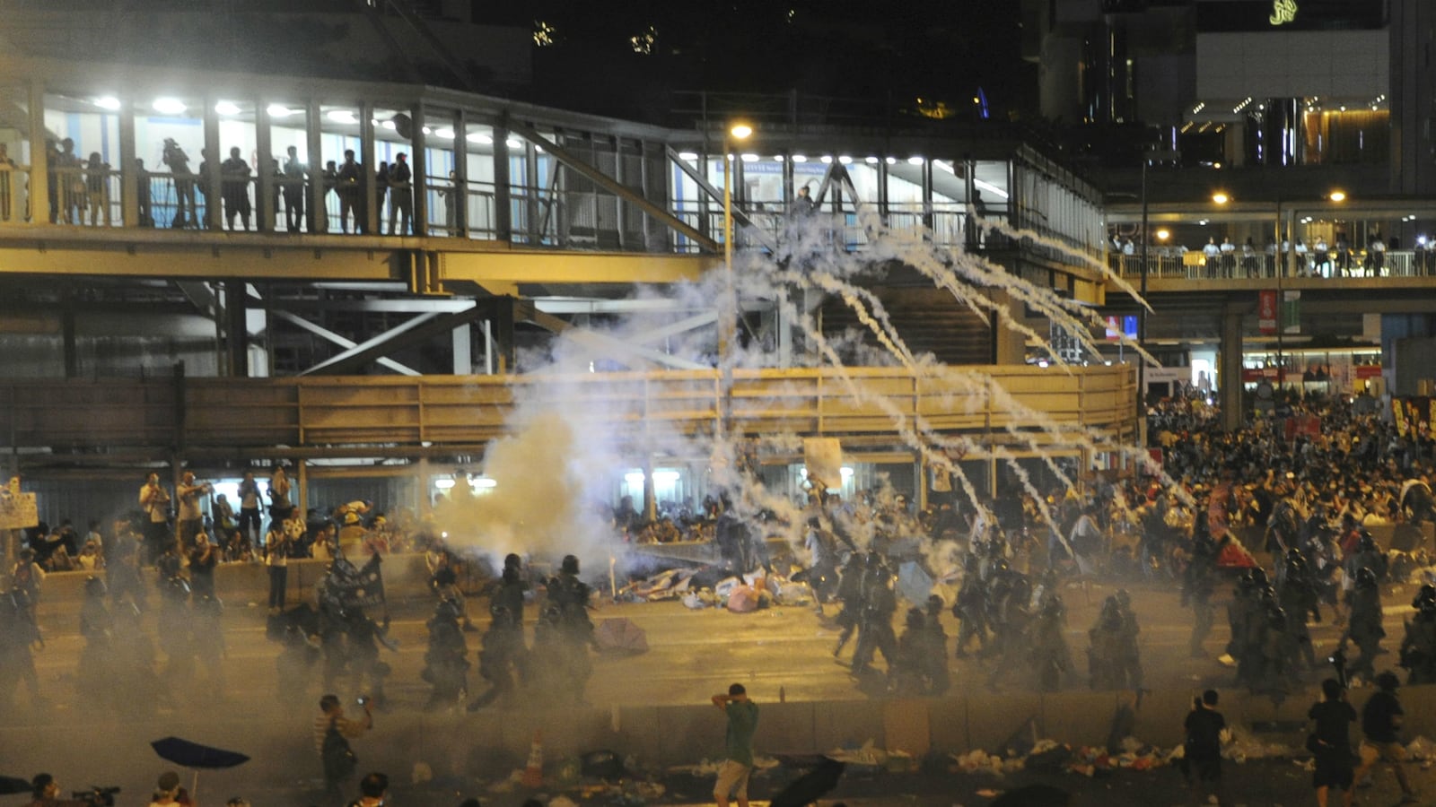cheats/2014/09/28/tear-gas-fired-on-hong-kong-protestors/140928-hongkongprotest-cheat_m51v8q