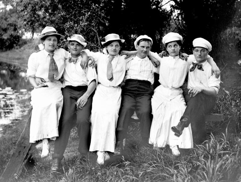 galleries/2011/07/03/picnic-fashion-through-the-years/picnic-fashion-group_iz3avl