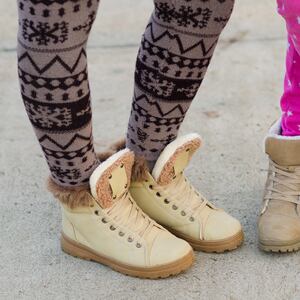 articles/2014/03/27/the-politics-of-leggings-in-middle-school/140326-shire-leggings-tease_xe67bo