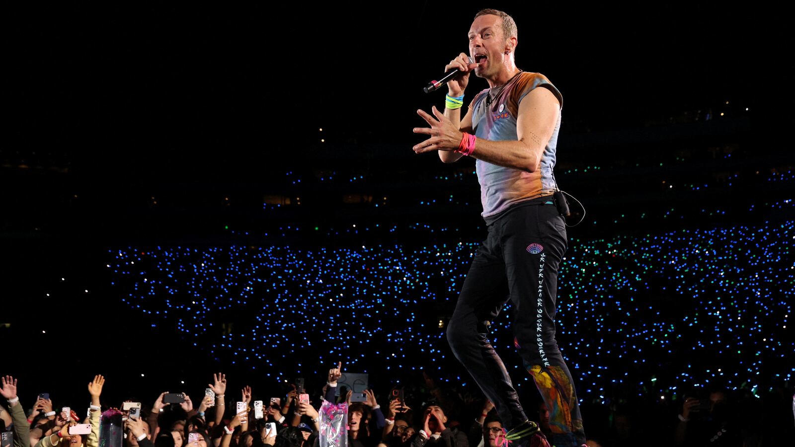 Chris Martin addressed the severe traffic in Manila during a show in the Philippines to which the country’s president traveled in a helicopter, prompting an angry response.